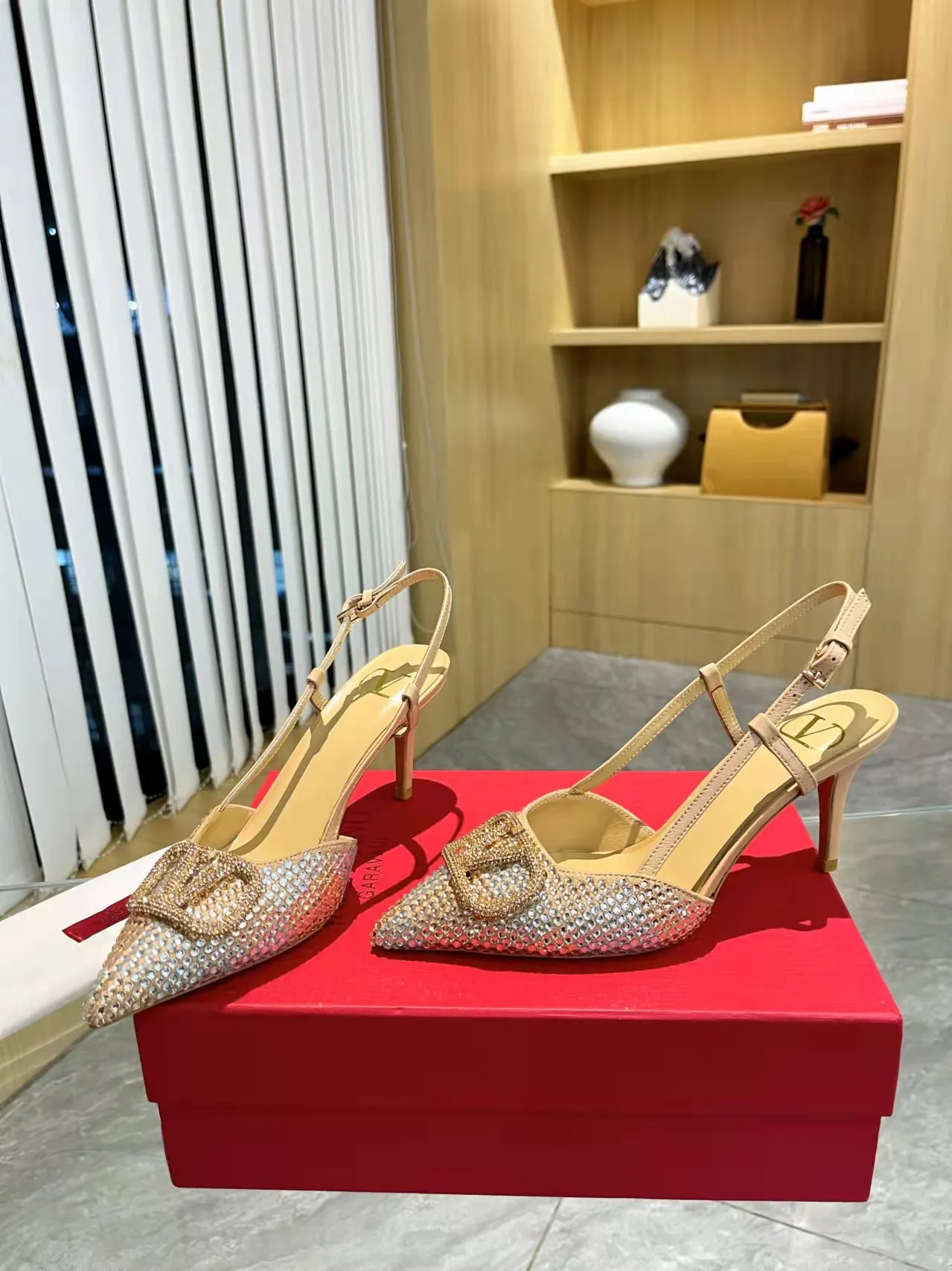 👟👟Ex-factory price 440👟👟 Genuine leather sole + 40 Kloesch diamond buckle Valentino.Valentino big v buckle single shoes ㊙️Latest series of counter genuine version with perfect details. Authentic products are made one to one. All details are consistent with genuine ones. The upper foot is very pedicure type. The key point is that it is very good and easy to control. It does not wear the feet and does not tire the feet. It is a walking artifact. The last shape is completely compared to the counter. The details are perfect. It is impossible to make such an exquisite product without the original version. Exclusive molded brass color. The highest version on the market. Fabric: imported sheepskin, lining and foot pads are all sheepskin. Color: 13 colors available. Sizes (34 to 42). Customized size 34 and 42. Non-returnable and non-exchangeable. Heel height: 7CM. Rubber sole. Genuine leather sole +40